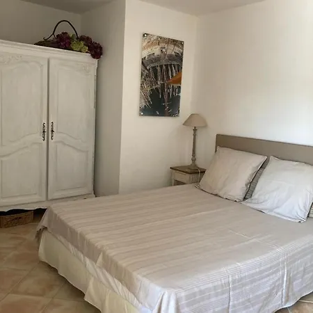 Lone Star House Bed & Breakfast 4*
